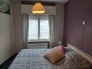 Goed gelegen appartement met 1 slaapkamer op enkele stappen van het strand! <br />Indeling : inkomhall , living, open ingerichte keuken , badkamer met ligbad en toilet, 1 slaapkamer . Private kelder inbegrepen in de verkoopprijs!