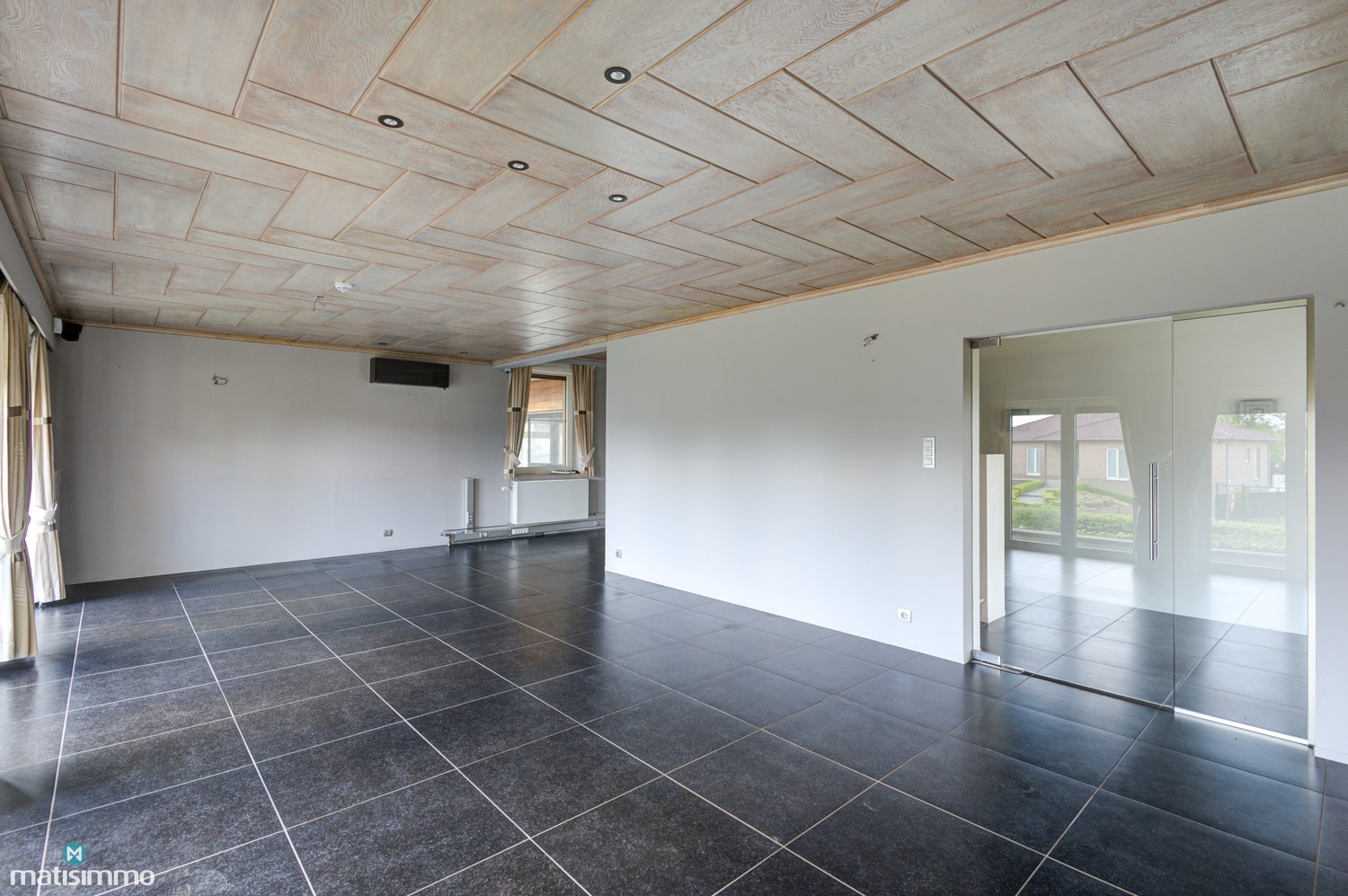 RUIME WONING MET 5 SLAAPKAMERS, INPANDIGE GARAGE EN WELLNESSRUIMTE OP EEN RUIM PERCEEL - foto 4