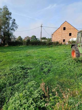 Mooie bouwgrond voor woning type halfopen bebouwing met een opp van 7 are 6 ca.Maximum toegestane gevelbreedte = 8,00 mbouwdiepte: 15,00 m op glvs en...