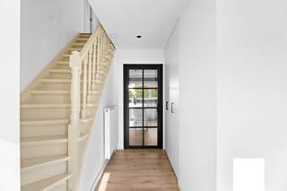 <p>ALTRO VASTGOED VERKOOPT: Luxueuze droomvilla met 5 slaapkamers</p><p>Bent u op zoek naar een woning die aan de binnenzijde werkelijk álles biedt? Deze prachtig afgewerkte villa in het idyllische Bachte-Maria-Leerne is een zeldzame vondst. Hoewel de straat momenteel wordt vernieuwd, wat zal resulteren in een nóg mooiere toegang, is het vooral het spectaculaire interieur dat u volledig zal betoveren.</p><p>Bij binnenkomst wordt u verwelkomd in een stijlvolle inkomhal met hoogwaardig maatwerk. De indeling is doordacht en biedt een ongeziene flexibiliteit met twee royale, lichtrijke leefruimtes waar het natuurlijke licht vrij spel heeft. Het kloppend hart van de woning is de luxueuze keuken met een stijlvol eiland. Daarnaast vindt u op het gelijkvloers een extra (slaap)kamer met aangrenzende luxueuze badkamer.</p><p>Op de verdieping wordt de nadruk op ruimte bevestigd met maar liefst vijf zeer ruime slaapkamers. De master bedroom is een ware suite, compleet met eigen dressing. Een tweede luxueuze badkamer zorgt voor optimaal comfort voor het hele gezin. De woning beschikt bovendien over een volledig afgewerkte kelder, ideaal voor hobby of stockage.</p><p>Gelegen op een prachtig perceel in een groene omgeving nabij de Leie, combineert deze villa landelijke rust met een hoogwaardige afwerking. Een uniek pand waar ruimte geen grenzen kent.</p><p>Dit pareltje zelf ontdekken? Maak een afspraak bij Leen via 0478/69.84.34 of Leen@altro-vastgoed.be.</p>