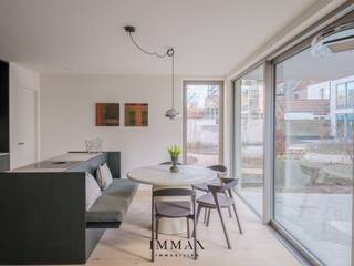 <p>MOGELIJKHEID TOT AANKOOP AAN 6% BTW <br /><br />Het project KAAI 30 is gelegen tussen de Kolenkaai, de Veldmaarschalk Fochstraat en de Leopold II Laan en vormt het sluitstuk van het bestaande bouwblok. Scholen, winkels en openbaar vervoer zijn op wandelafstand. Deze rustige buurt ligt voldoende ver van het toeristische centrum maar geeft directe toegang tot het beste wat Brugge te bieden heeft.<br />- Centrale ligging aan de rand van Brugge met zichten op de Kolenkaai<br />- Meerdere supermarkten in straal van 1 km rond het project<br />- Op wandelafstand van de Grote Markt van Brugge en 't Zand<br />- Loop- en fietsroutes rond Brugge<br />- Fitness en zwembad op minder dan 1 km afstand<br /><br />Appartement A 0.1- Gelijkvloers appartement met volgende indeling: <br />Inkomhal, gastentoilet, leefruimte met open keuken en berging, toegang tot privatief terras, nachthal met badkamer voorzien van inloopdouche en dubbele lavabo, 2 slaapkamers. <br /><br />Voor verdere informatie of vrijblijvend bezoek contacteer Jana op 0498 10 98 98 of mail naar jana@immax.be.</p>