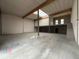 Nieuwbouw KMO-unit met een oppervlakte van 275 m² te huur nabij de R4 met een vlotte verbinding naar de E34, E17 en E40. De loods van 250m² met...