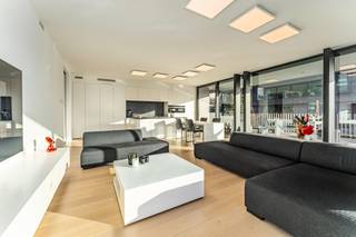 Ontdek dit prachtig afgewerkt appartement in de exclusieve Residentie Senzafine, gelegen langs de Leie in het hart van Kortrijk.<br /><br />Bij het betreden van het appartement komt u binnen in een ruime inkomhal. Aansluitend bevindt zich de lichtrijke leefruimte, afgewerkt met half-massief parket, waar grote raampartijen zorgen voor een open gevoel en een prachtig zicht op de Leie.<br /><br />Vanuit de leefruimte heeft u directe toegang tot het uitzonderlijk ruime terras, een echte troef van het appartement. Hier geniet u in alle rust van het prachtige uitzicht op het water en de omgeving van Kortrijk.<br /><br />De open keuken is volledig uitgerust en heeft een oven, combi-oven, vaatwasser, koelkast, inductiekookplaat en dampkap. De keuken is voorzien van voldoende opbergruimte. Het appartement is bovendien overal voorzien van zonnewering en domotica.<br /><br />De twee volwaardige slaapkamers hebben ingemaakte kasten en elk een badkamer. De eerste badkamer heeft een bad, toilet en lavabo. De tweede badkamer een lavabo en inloopdouche.<br /><br />Er is een optie tot aankoop van een dubbele garagebox of 1/2 staanplaatsen.<br /><br />Troeven:<br />- afwerking met hoogwaardige materialen<br />- uitstekende locatie met prachtig zicht<br />- 2 slaapkamers en 2 badkamers<br />- ruim terras!<br /><br />Interesse in dit appartement? <br />Contacteer Louise voor meer info of een bezoek! Bel +32 496 08 08 00 of mail louise@immo-lys.be<br />