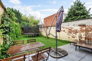 Deze gezellige woning is gelegen in de Mattheus Corvensstraat te Deurne, op een uitstekende locatie. U bevindt zich op wandelafstand van het Rivierenhof, openbaar vervoer, winkels en belangrijke invalswegen.<br /><br />Bij het betreden van de woning komt u terecht in een ruime inkomhal. Vanuit de hal heeft u toegang tot de lichtrijke leefruimte en een aparte bureauruimte, ideaal voor thuiswerk of als hobbykamer. Aansluitend aan de leefruimte bevindt zich de volledig uitgeruste keuken. Deze is voorzien van een vaatwasser, een 4-pits gasfornuis, dampkap, elektrische oven en voldoende opbergruimte.<br /><br />Naast de keuken bevindt zich de eerste badkamer en heeft u toegang tot de aangename tuin. Deze badkamer is uitgerust met een ligbad met douchefunctie, een lavabo in meubel en een toilet.<br /><br />De gezellige, zuidgerichte tuin biedt de ideale plek om te genieten van de zon. Achteraan de tuin bevindt zich bovendien een praktisch tuinhuis.<br />Op de eerste verdieping bevinden zich twee tot drie ruime slaapkamers (ca. 21 m², 19,5 m² en 14 m²), een aparte wasruimte met aansluitingen voor wasmachine en droogkast, en een volledig gerenoveerde badkamer (2022). Deze moderne badkamer beschikt over een inloopdouche, een lavabo en een hangtoilet.<br /><br />Troeven:<br />+ 3 ruime slaapkamers<br />+ Zuidgerichte, gezellige tuin<br />+ Achtergevel geïsoleerd (2025)<br />+ Vernieuwde badkamer (2022)<br />+ Ruime, volledig uitgeruste keuken<br />+ Gunstige ligging nabij Rivierenhof, winkels en openbaar vervoer<br />+ Conforme elektrische installatie<br /><br />Heeft u Interesse in deze woning? Neem dan contact op met VB Vastgoed op het nummer 03 337 50 70 of via info@vbvastgoed.be