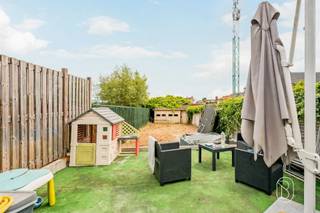 Bent u op zoek naar een woning met uitbreidingsmogelijkheden, een zonnige tuin en een centrale ligging? Dan is deze charmante gezinswoning zeker een bezoek waard.Bij het betreden van de woning geniet u van een aangename en praktische indeling. De leefruimtes vormen de ideale basis voor comfortabel wonen, terwijl de centrale verwarming op aardgas zorgt voor een aangenaam wooncomfort. Bovendien is de woning uitgerust met een alarmsysteem, wat extra veiligheid en gemoedsrust biedt.Op de verdieping bevinden zich twee volwaardige slaapkamers. Via de vaste trap bereikt u de ruime zolder, die perfect kan worden ingericht als een derde slaapkamer, hobbyruimte of thuisbureau. Daarnaast beschikt de woning over een praktische kelder, ideaal als extra bergruimte.Buiten geniet u van een zuidgerichte tuin waar u de hele dag door van de zon kunt genieten. Een ideale plek om te ontspannen, te tuinieren of gezellige momenten door te brengen met familie en vrienden.Dankzij de combinatie van twee slaapkamers, de mogelijkheid tot een derde slaapkamer, een zonnige tuin en een gunstige ligging vormt deze woning een uitstekende keuze voor starters, gezinnen of wie op zoek is naar extra ruimte.Interesse? Contacteer arne@immobeguin.be vandaag nog voor meer informatie of plan uw bezoek in.