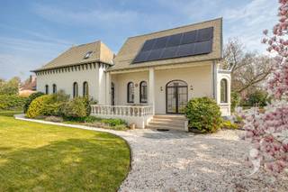 <p><span>Deze geheel gerenoveerde villa is gelegen te Spordel 1 Scherpenheuvel op een perceel van 13A 70Ca. </span></p><p><span>Een echte parel, een woning die u niet al te vaak meer zal tegenkomen gezien de charme van het pand in combinatie met de hoogwaardige afwerking die werd toepast bij de renovatie. </span></p><p><span> </span></p><p><span>De keuken is volledig uitgerust met al het nodige comfort qua toestellen alsook voldoende kastruimte. </span></p><p><span>Deze sluit naadloos aan bij de eetplaats alsook lichtrijke leefruimte, dankzij de vele grote raampartijen. </span></p><p><span> </span></p><p><span>Ook de badkamer straalt rust en luxe uit. Voorzien van een royaal ligbad, een dubbele inloopdouche, wastafel en een toilet. </span></p><p><span> </span></p><p><span>De woning is voorzien van vloerverwarming, ook in de badkamer. </span></p><p><span>En voor de warme zomerdagen kan u gebruik maken van de vele airco's die aanwezig zijn in de woning. </span></p><p><span> </span></p><p><span>Verder is de woning nog voorzien van een aparte bergruimte, een wasplaats met plaats en aansluiting voor uw wasmachine en droogkast. </span></p><p><span>Een ruime veranda die uitkomt in de Oostelijke tuin, echt een prachtig zicht! </span></p><p><span> </span></p><p><span>Op de eerste verdieping zijn er drie ruime slaapkamers, waarvan één nog met een in te richten aparte dressing. </span></p><p><span>Ook op de nachthal is nog een apart toilet voorzien. </span></p><p><span> </span></p><p><span>In de prachtige tuin rondom de woning kan u genieten van het zonnetje en echt tot rust komen. Aangeplant met talloze planten, bloemen en struiken. Een notenboom en de roze magnolia. En heeft u het fonteintje al gezien? </span></p><p><span> </span></p><p><span>Nood aan extra opbergruimte? Geen probleem, de kelder, het tuinhuis en het berghok zorgen voor de opslagruimte.</span></p><p><span>Tevens staat er in de tuin ook nog een te renoveren bijgebouw met 2 verdiepingen. Deze biedt zeer veel mogelijkheden, eventueel nog wat extra woonruimte, of een aparte studio? </span></p><p><span> </span></p><p><span>De locatie, die is uitermate top! </span></p><p><span>Een autoluwe straat, rust, een groene omgeving... En toch vlakbij allerlei winkels, bakker, slager, het centrum van Scherpenheuvel, scholen, de snelweg,...</span></p><p><span> </span></p><p><span>Nog een belangrijk weetje: de dakbedekking zijn </span><span>geen </span><span>asbest leien, dit werd gecontroleerd door de keurder. </span></p><p><span> </span></p><p><span>Benieuwd naar dit uniek pand? Plan je bezoek vandaag nog in via 016 15 31 15 of info@immolivit.be</span><span> </span></p><p><span> </span></p><p><span> </span></p>