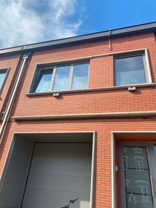 Deze aangename duplex met 2 slaapkamers is ideaal gelegen en biedt een mooie combinatie van comfort, ruimte en energiezuinig wonen.<br />De woning beschikt over een praktische indeling met een gezellige leefruimte, keuken, twee slaapkamers en een balkon waar u heerlijk van de buitenlucht kunt genieten. Daarnaast is er een handige wasplaats/berging aanwezig voor extra opbergruimte.<br />Dankzij de aanwezige zonnepanelen en het EPC-label B is dit een energiezuinige woning met aandacht voor een lagere energiekost.<br />Ook qua ligging heeft deze duplex heel wat te bieden. Openbaar vervoer bevindt zich vlakbij, waardoor u zich vlot kunt verplaatsen zonder steeds de wagen nodig te hebben. Voor extra opslag beschikt de woning bovendien over een kelder.<br /><br />De troeven op een rijtje<br />Duplex appartement<br />2 slaapkamers<br />Balkon<br />Zonnepanelen<br />EPC-label B<br />Praktische wasplaats/berging<br />Extra kelderberging<br />Openbaar vervoer vlakbij<br />Comfortabel en energiezuinig wonen<br /><br />Een ideale woning voor wie op zoek is naar een praktisch, energiezuinig appartement met buitenruimte en een goede bereikbaarheid.<br /><br />Interesse? Contacteer ons voor meer informatie of plan vandaag nog een bezoek.