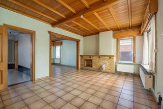 Op zoek naar een woning met veel <strong>ruimte</strong>, een praktische indeling en een uitstekende ligging? Deze gezinswoning bevindt zich op een <strong>toplocatie </strong>in Sint-Niklaas, vlakbij ale voorzieningen Dankzij de lichtrijke leefruimtes, de veranda, de ruime garage en de onderhoudsvriendelijke tuin vormt dit de ideale basis om volledig naar eigen smaak te moderniseren.<br /><br />Gelijkvloers<br />- Inkomhal met trap naar de verdieping.<br />- Ruime L-vormige leefruimte met veel lichtinval en tal van indelingsmogelijkheden.<br />- Keuken met dubbele spoelbak, ingemaakte kasten en elektrische kookplaat.<br />- Praktische wasplaats met apart gastentoilet en stookolieketel.<br />- <strong>Veranda </strong>met aangenaam zicht op de tuin.<br />- Dubbele beglazing en elektrische rolluiken op het gelijkvloers.<br /><br />Verdieping<br />- Nachthal.<br />- Twee <strong>volwaardige </strong>slaapkamers.<br />- Derde slaapkamer, ideaal als kinderkamer, bureau of hobbyruimte.<br />- Badkamer voorzien van badkamermeubel, douche en toilet.<br />- Rolluiken<br />- Ruime zolder<br /><br />Buiten<br />- <strong>Brede </strong>oprit met voldoende parkeergelegenheid.<br />- Ruime garage met sectionale poort.<br />- Bovengrondse stookolietank van 2.300 liter.<br />- Zonnig terras.<br />- Onderhoudsvriendelijke zuidgeoriënteerde stadstuin van ca. 150 m², volledig aangelegd met dolomiet en afgewerkt met planten en struiken.<br /><br />Troeven: <br />- Topligging in Sint-Niklaas.<br />- Grote garage en ruime oprit.<br />- Woning met veel potentieel voor wie graag moderniseert naar eigen smaak.<br />- EPC D -<strong> geen renovatieverplichting </strong>