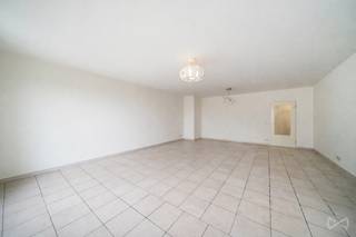 Ruim appartement van 115 m² gelegen in Sint-Agatha-Berchem, dichtbij alle voorzieningen zoals winkels, openbaar vervoer en scholen. Gelegen op de 4e verdieping van een goed onderhouden gebouw, bestaat het uit een inkomhal, een apart toilet, een berging, een volledig uitgeruste keuken en een ruime woon- en eetkamer met veel lichtinval. Het nachtgedeelte omvat twee comfortabele slaapkamers, een badkamer en een wasruimte. Een kelder maakt het geheel compleet. EPC: D. Elektrische installatie conform. Zeker een bezoek waard.