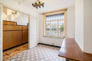 <p> </p>
<p>Te renoveren rijwoning, gelegen nabij alle voorzieningen: A8, winkels, scholen, station, enz.</p>
<p>De woning is als volgt ingedeeld:</p>
<p><strong>Kelder:</strong> een praktische en gezonde kelder.</p>
<p><strong>Gelijkvloers:</strong> twee mooie leefruimtes, een niet-uitgeruste keuken, toilet, een doucheruimte en toegang tot een bijgebouw van 35 m² voor extra opslagruimte.</p>
<p><strong>1ste verdieping:</strong> 2 mooie ruime slaapkamers.</p>
<p><strong>2de verdieping:</strong> 1 grote zolder die kan worden ingericht als extra slaapkamer.</p>
<p><strong>Buiten:</strong> een aangename kleine tuin.</p>
<p>Zeker een bezoek waard! Ideaal als investering met verhuurdoel of als eerste aankoop!</p>
<p>Informatie en bezoeken via anne-sophie@immobeguin.be</p>