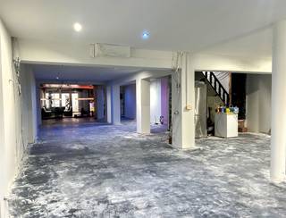 <p><span>Op een commerciële locatie in Maasmechelen bieden wij dit te renoveren handelspand met bovenliggend appartement aan. </span></p><p><span>De ligging is bijzonder gunstig: winkels, scholen, openbaar vervoer en belangrijke invalswegen bevinden zich op korte afstand, wat zorgt voor een uitstekende bereikbaarheid en een vlot dagelijks gebruik!</span></p><p><span> </span></p><p><span>Indeling &amp; oppervlakten</span></p><ul><li><span>Handelspand (gelijkvloers): ± 187 m²</span><ul><li><span>Ruime commerciële ruimte met tal van mogelijkheden</span></li><li><span>Achterliggend terras</span></li></ul></li><li><span>Appartement (1e verdieping): ± 69 m²</span><ul><li><span>1 slaapkamer</span></li><li><span>Badkamer</span></li><li><span>Aparte keuken, leefruimte en eetkamer</span></li></ul></li></ul><h3><span>Extra info</span></h3><ul><li><span>Momenteel verhuurd aan 750/maand </span></li><li><span>EPC-label: F (renovatieplicht van toepassing)</span></li><li><span>Verwarming via airco</span></li><li><span>PVC ramen met dubbele beglazing (vernieuwd in 2016)</span></li><li><span>Perceeloppervlakte: 2a71ca</span></li><li><span>Geen private parking aanwezig</span></li></ul><h3><span>Troeven</span></h3><ul><li><span>Sterke commerciële ligging met veel passage</span></li><li><span>Geschikt als opbrengsteigendom of voor eigen uitbating</span></li><li><span>Renovatie biedt mooie meerwaardekansen</span></li></ul><p><span>Interesse of een bezoek plannen? Neem vrijblijvend contact op voor meer informatie of een bezichtiging: 0484.35.70.32 of diana@jemar.be!</span></p>