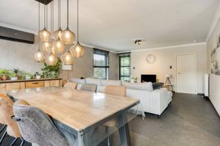 Deze instapklare gezinswoning is gelegen op de Zammelseweg 115 te Geel. Door de centrale locatie en de nabijheid van de E313 heeft de woning een zeer goede bereikbaarheid en verbinding naar de omliggende steden en gemeenten. Verder bevinden andere faciliteiten zoals scholen, openbaar vervoer of ontspanning zich ook op korte afstand.<br /><br />Beschrijving: <br />De inkomhal met apart toilet brengt ons meteen naar de grote en lichtrijke leefruimte. Deze biedt plaats voor een mooi salon, eetkamer en eventueel bureau-/hobbyruimte. De living gaat naadloos over naar de keuken. De moderne keuken is voorzien van alle nodige toestellen, beschikt over veel kastruimte en heeft een aangenaam zicht op de tuin. De gelijkvloerse verdieping heeft verder nog een grote slaapkamer met ingemaakte kast, een handige berging, een aparte douchekamer en een badkamer met dubbele lavabo.<br /><br />Op de eerste verdieping zijn er drie grote slaapkamers, elks voorzien van ingemaakte kast. Daarnaast is er nog een 5de kamer die perfect kan ingericht worden als extra slaapkamer, bureau of hobbyruimte. In de nachthal is er nog een apart toilet en een wasplaats.<br /><br />Achteraan de woning is er een volledig omheinde tuin, waar 100% privacy gegarandeerd is. De tuin is netjes aangelegd en beschikt over een terras met een vrij uitzicht op de velden. Tot slot is er een ruime garage met elektrische poort.<br /><br />Bijzondere kenmerken:<br />- EPC label B: 196 kWh/m²jaar<br />- Zonnepanelen<br />- EK conform<br />- Regenwaterput<br /><br />Voor meer info of een bezoek contacteer ons via info@vastengoed.be of via 014/72 73 74.<br /><br />Wenst u een gratis schatting van uw eigendom? Contacteer ons vrijblijvend voor een afspraak.