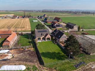 Op zoek naar een prachtig gelegen bouwgrond om uw droomwoning te realiseren? Dan is dit perceel in het landelijke Kaster een unieke opportuniteit. <br /><br />Gelegen langs de iconische kasseistrook de Varent, één van de meest charmante en karaktervolle straten van de regio, geniet u hier van een unieke combinatie van rust, groen en landelijke vergezichten. Tegelijk bevinden winkels, scholen en belangrijke verbindingswegen zich op korte afstand.<br /><br />De Varent staat bekend om haar authentieke kasseien, landelijke karakter en prachtige omgeving, waardoor deze locatie bijzonder geliefd is bij wie op zoek is naar een woning in een rustige en sfeervolle omgeving.<br /><br />Extra troef: Deze eigendom komt mogelijk in aanmerking voor het verlaagd btw-tarief van 6% bij sloop en heropbouw (onder voorbehoud van de wettelijke voorwaarden), wat een aanzienlijke besparing kan betekenen voor wie hier een nieuwe gezinswoning wil realiseren<br /><br />EPC: 787,00KWh<br />UC: 20250602-003612081-RES-1<br />Ref: RVP/26010/K
