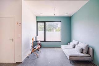 Op zoek naar een modern en energievriendelijk appartement met 1 slaapkamer?<br />Dit appartement is gelegen op de eerste verdieping van een kleine residentie met in totaal 4 appartementen en op het gelijkvloers een kantoorruimte.<br />Het bouwjaar = 2000, en het appartement is gebouwd op een energiezuinige manier (energielabel A).<br />Het appartement kent volgende indeling: centrale inkomhal + eet- en leefruimte met een open keuken met kookvuur, dampkap, oven, vaatwasser, ijskast en dubbele lavabo + apart toilet + berging/wasplaats + 1 ruime slaapkamer + badkamer met inloopdouche & lavabomeubel.<br />In het gebouw is een gemeenschappelijke fietsenberging & vuilbakkenberging aanwezig en er kan gebruik gemaakt worden van de gemeenschappelijke parking achteraan het gebouw.<br />Tot voor kort werd dit appartement nog verhuurd tegen een maandelijkse huurprijs = ca 750,00 EUR, maar dit huurcontract werd beëindigd tegen 30-09-2026.<br />Het gebouw is heel centraal gelegen in het centrum van Temse. Er is een zeer vlotte bereikbaarheid, zowel per fiets als per auto als met het openbaar vervoer.<br />Heb je interesse in dit moderne appartement? Neem dan contact op met Hans via e-mail hans@finactor.be of via GSM +32 497 26 99 37.