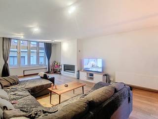 Dit duplex-appartement vinden we terug aan het begin van de Duinkerkestraat, in hartje Poperinge. Op wandelafstand heb je alle nodige...