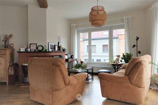 <p><span>GHENT - Harelbekestraat 1 : Vous êtes à la recherche d'un appartement lumineux de 2 chambres à louer à Gand ? Ce bien est peut-être fait pour vous. </span></p><p><span> </span></p><p><span>Les principaux atouts en bref : </span></p><ul><li><span>Appartement d'angle avec beaucoup de lumière</span></li><li><span>Petite résidence (pas de frais communs)</span></li><li><span>Facile d'accès par les transports publics, le vélo et la voiture</span></li><li><span>Rangement au sous-sol et garage à vélos inclus</span></li></ul><p><span> </span></p><p><span>Aménagement de l'appartement : </span></p><p><span>Hall d'entrée, espace de vie, cuisine (armoires uniquement), 2 chambres à coucher, salle de bain avec lavabo, baignoire/douche et toilettes, grand espace de rangement dans l'appartement. </span></p><p><span>Rangement au sous-sol et local à vélos dans l'immeuble inclus.</span></p><p><span> </span></p><p><span>Disponible à partir du 01/05/2026. Domicile obligatoire. </span></p><p><span>Loyer : €800 / mois. EGW à payer séparément.</span></p><p><span> </span></p><p><span>Contactez l'agence immobilière Axel Lenaerts pour une visite via notre site web.</span></p><p><span> </span></p>