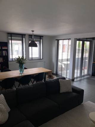 Instapklaar gelijkvloers appartement te koop in centrum Beerzel – 89m² mét autostaanplaats<br /><br />Residentie Jan de Cordes – Diepestraat 2 bus 4, 2580 Beerzel<br /><br />Vraagprijs: €299 000<br /><br />Instapklaar gelijkvloers appartement te koop met ondergrondse autostaanplaats in centrum Beerzel.<br /><br />Indeling: <br />Je komt binnen via de ruime inkomhal, die toegang geeft tot alle ruimtes. Het appartement beschikt over twee slaapkamers, een badkamer, een apart toilet en een handige berging. De volledig ingerichte keuken sluit mooi aan op de gezellige woonkamer, die dankzij de grote ramen geniet van veel natuurlijk licht. Via de leefruimte krijg je toegang tot het zonnige (zuidgericht) terrasje, waar je heerlijk kan ontspannen.<br /><br />Heb je interesse of vragen? Neem dan gerust contact op met mij (Sarah Van Rompaey +32 497 92 98 36)<br /><br />Praktische info:<br />Adres: Residentie Jan de Cordes – Diepestraat 2 bus 4, 2580 Beerzel<br />Vraagprijs: €299 000<br />Oppervlakte: 89m²<br />Woonkamer<br />Aantal slaapkamers: 2<br />Aantal badkamers: 1<br />Apart toilet<br />Berging<br />Terras<br />Ondergrondse autostaanplaats<br />Bouwjaar: 2018