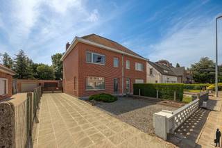 Op zoek naar een woning met veel <strong>ruimte</strong>, een praktische indeling en een uitstekende ligging? Deze gezinswoning bevindt zich op een <strong>toplocatie </strong>in Sint-Niklaas, vlakbij ale voorzieningen Dankzij de lichtrijke leefruimtes, de veranda, de ruime garage en de onderhoudsvriendelijke tuin vormt dit de ideale basis om volledig naar eigen smaak te moderniseren.<br /><br />Gelijkvloers<br />- Inkomhal met trap naar de verdieping.<br />- Ruime L-vormige leefruimte met veel lichtinval en tal van indelingsmogelijkheden.<br />- Keuken met dubbele spoelbak, ingemaakte kasten en elektrische kookplaat.<br />- Praktische wasplaats met apart gastentoilet en stookolieketel.<br />- <strong>Veranda </strong>met aangenaam zicht op de tuin.<br />- Dubbele beglazing en elektrische rolluiken op het gelijkvloers.<br /><br />Verdieping<br />- Nachthal.<br />- Twee <strong>volwaardige </strong>slaapkamers.<br />- Derde slaapkamer, ideaal als kinderkamer, bureau of hobbyruimte.<br />- Badkamer voorzien van badkamermeubel, douche en toilet.<br />- Rolluiken<br />- Ruime zolder<br /><br />Buiten<br />- <strong>Brede </strong>oprit met voldoende parkeergelegenheid.<br />- Ruime garage met sectionale poort.<br />- Bovengrondse stookolietank van 2.300 liter.<br />- Zonnig terras.<br />- Onderhoudsvriendelijke zuidgeoriënteerde stadstuin van ca. 150 m², volledig aangelegd met dolomiet en afgewerkt met planten en struiken.<br /><br />Troeven: <br />- Topligging in Sint-Niklaas.<br />- Grote garage en ruime oprit.<br />- Woning met veel potentieel voor wie graag moderniseert naar eigen smaak.<br />- EPC D -<strong> geen renovatieverplichting </strong>