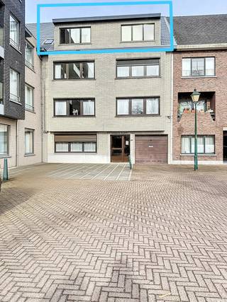 ID6624746: Vernieuwd appartement op de 3de verdieping met lift,1 slaapkamer en uitpandige garage (incl.fietsenberging).Gelegen in hartje Leopoldsburg met mooi zicht op het groene plein. Ook interessant opbrengsteigendom voor jong en oud. Onmiddellijk verhuurbaar.