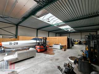 Fantastisch gelegen <strong>opslagruimte van 495 m²</strong> te huur, gelegen langs de vlot bereikbare en bedrijvige Kortrijksestraat (N50) te Oostkamp.<br /><br />De opslagruimte (30m op 19m) met een vrije hoogte van 5,35 m is toegankelijk via een automatische sectionale poort (5 m B x 4,5 m H) en een aparte toegangsdeur. Verder is het magazijn voorzien van een polybetonvloer, lichtstraat, verlichting en raampartij met toegangsdeur aan de voorzijde.<br /><br />De toegang kan bekomen worden via een oprijlaan, ruime parkeer- en manoeuvreerruimte bij het gebouw. <br />Onmiddellijk beschikbaar.<br /><br />Contacteer<strong> PANORAMA B2B </strong>voor bijkomende inlichtingen of een vrijblijvend plaatsbezoek <strong>0479 70 70 73</strong>.