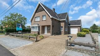 <p>Aan de Deurnestraat 84 bevindt zich deze ruime woning uit 1964, gelegen op een prachtig perceel van <strong>12a 35ca</strong>. Een eigendom met heel wat potentieel, ideaal voor wie op zoek is naar een woning die volledig naar eigen smaak kan worden vernieuwd, op een toplocatie in Paal.</p>
<p>Met een bewoonbare oppervlakte van <strong>210 m²</strong> biedt de woning alle ruimte voor een gezin. Ze beschikt over <strong>3 slaapkamers</strong>, een inpandige garage en een praktische indeling die een uitstekende basis vormt voor een hedendaagse renovatie.</p>
<p>We gaan het niet verbloemen: deze woning vraagt een grondige opfrissing. Dankzij het <strong>EPC-label F</strong> geldt er een renovatieverplichting, maar dat biedt meteen ook de kans om de woning volledig toekomstgericht en energiezuinig in te richten.</p>
<p>De ligging is zonder twijfel één van de grootste troeven. De woning bevindt zich in een rustige, landelijke omgeving en toch op korte afstand van het centrum van Paal. Daarnaast liggen de <strong><span><span>Paalse Plas</span></span></strong>, wandel- en fietsroutes en de op- en afritten van de autosnelweg vlakbij, waardoor u hier geniet van een ideale combinatie van natuur en bereikbaarheid. <span></span></p>
<p>Bent u op zoek naar een renovatieproject met een ruim perceel op een gegeerde locatie? Dan is deze eigendom zeker een bezoek waard.</p>
<p>Deurnestraat 84 — 3583 Paal-Beringen</p>
<p>Interesse of een bezoek plannen? Contacteer ons kantoor.</p>
<p><strong><span><span>We Invest Demervallei - </span></span></strong><em>Vastgoed Anders Bekeken</em></p>