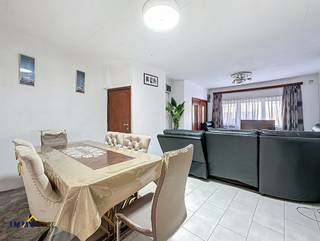 <p>Deze gesloten bebouwing bevindt zich op een toplocatie in hartje Aalst, op wandelafstand van het station, winkels, scholen en het stadscentrum.</p>
<p>Het gelijkvloers omvat een <strong>inkomhal, een ruime leefruimte met eetplaats</strong>, en een keuken die aan vernieuwing toe is. De woning vraagt in het algemeen om een opknapbeurt, maar biedt veel potentieel om naar eigen smaak te worden ingericht. Er is <strong>geen renovatieverplichting</strong> van toepassing, en de woning is reeds voorzien van <strong>verwarming op aardgas</strong> en <strong>rolluiken</strong>.<br /><br /></p>
<p>Op de eerste verdieping bevinden zich <strong>twee slaapkamers, bureau</strong> en een <strong>badkamer</strong> met douche in bad, lavabo en toilet. Op de tweede verdieping is er een <strong>derde, ruime slaapkamer</strong>, bovendien is er nog <strong>zolderkamer met mezzanine</strong> die verder kan worden afgewerkt als vierde slaapkamer.</p>
<p>Achteraan is er een <strong>gezellig terras</strong> met een <strong>praktische berging</strong>. De woning beschikt bovendien over een<strong> kelder </strong>die ideaal is als extra bergruimte.</p>
<p><strong>Interesse? Contacteer ons via lara@immotijl.be of 0489 59 18 87. </strong></p>