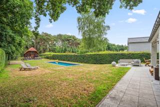 Deze charmante villa is gelegen op een perceel van 23are op een groene locatie vlakbij de dijlevallei.U betreedt de woning via de inkomhal dewelke...