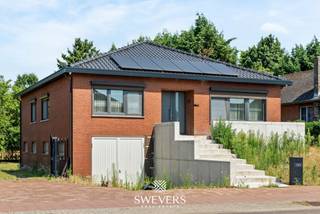 Voor meer info en foto’s, surf naar www.swevers.be – ontdek deze instapklare open bebouwing aan de Koerselsebaan 192 in Heusden-Zolder. Deze woning uit 1970 biedt 356 m² bewoonbare oppervlakte op een perceel van 1.100 m² en werd de voorbije jaren grondig gerenoveerd. In 2019 werden de keuken, badkamer en toiletten vernieuwd. In 2023 volgden nieuwe ramen, een nieuw dak, een vernieuwde elektrische installatie en een verwarmingssysteem op aardgas. Zonnepanelen en een thuisbatterij zorgen bovendien voor een energiezuinige woonst. De lichtrijke leefruimte van 36 m² vormt samen met de moderne keuken van 18 m² het gezellige hart van de woning. Verder beschikt de woning over een vernieuwde badkamer, een apart toilet en rolluiken. Aan de linkerkant bevinden zich vier volwaardige slaapkamers, ideaal voor gezinnen, thuiswerk of wie gelijkvloers wil wonen. Een grote troef is de kelder met maar liefst 109 m² aan extra ruimte, geschikt als berging, hobbyruimte of werkplaats. Daarnaast is er een uitzonderlijk ruime inpandige garage van ongeveer 53 m² en een praktische zolder.<br />De oostelijk georiënteerde tuin met terras biedt volop ruimte om te ontspannen en te genieten van het buitenleven. Ook de ligging is een pluspunt, met openbaar vervoer op 280 meter, scholen en winkels op ongeveer 1 kilometer, recreatie op 500 meter, restaurants op 50 meter, het centrum van Koersel op 1,5 kilometer en een vlotte verbinding naar de autosnelweg. Voor meer informatie, bel 011 255 155. Bron bewoonbare oppervlakte: EPC – verslag.