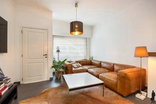 <p>Deze woning combineert comfort, licht en een prachtige ligging in het groene Kruibeke. De woning werd smaakvol vernieuwd en biedt een aangename leefruimte, moderne keuken en een mooie uitgestrekte tuin. Dankzij de ligging vlak bij het jaagpad en tal van wandel- en fietsroutes is dit een ideale plek voor wie rustig wil wonen met natuur binnen handbereik.</p>
<p><strong>De gelijkvloerse verdieping:</strong><br />- een <strong>lichtrijke</strong> en gezellige woonkamer met stijlvolle boog<br />- een open interactie met de nieuwe <strong>moderne</strong> keuken, voorzien van alle comfort<br />- een gerenoveerde badkamer met<strong> inloopdouche</strong> en dubbele lavabo</p>
<p><strong>De eerste verdieping:</strong><br />- een nachthal<br />- twee volwaardige slaapkamers<br />Daarnaast is er nog een handige bergzolder.</p>
<p><strong>De tuin:<br /></strong>- een prachtige uitgestrekte groene tuin<br />- een parkeerplaats achteraan de woning</p>
<p><strong>Algemeen:<br /></strong>- rustige ligging vlakbij jaagpad <br />- prachtige <strong>wandel- en fietsroutes</strong> in de directe omgeving<br />- EPC C<br />- volledig<strong> instapklaar <br /></strong>- <strong>privé</strong> <strong>parkeerplaats </strong>achteraan</p>
<p>Een charmante en comfortabele woning op een droomligging waar rust, natuur en woonkwaliteit perfect samenkomen. Ideaal voor wie op zoek is naar een instapklare thuis in het groene Kruibeke.<br /><br />Graag een bezoek? Bel naar +32 377 55 00 of mail naar wouter.verheylezoon@deboerenpartners.be</p>