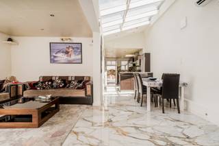 Instapklaar en Gerenoveerd Huis met 5 Slaapkamers en Zonnige Stadstuin in Wilrijk

Deze ruime, instapklare woning in Wilrijk werd smaakvol gerenoveerd in 2020. Dankzij de marmeren vloer op het gelijkvloers en de grote raampartijen geniet u van een lichtrijke en elegante leefomgeving. Bij het binnenkomen via de inkomhal betreedt u de ruime living, die overloopt in een gezellige eetkamer met open, volledig geïnstalleerde keuken. Vanuit de keuken heeft u zicht op de onderhoudsvriendelijke, verharde tuin met zonnig terras. Op het gelijkvloers vindt u ook een comfortabele badkamer, uitgerust met bubbelbad en douche, én een royale master bedroom met aanpalende dressing

De eerste verdieping telt drie volwaardige slaapkamers. De zolderverdieping biedt een vijfde, bijzonder ruime kamer van 44 m², met mogelijkheden tot het inrichten van een studio of twee extra slaapkamers. Verder beschikt de woning over een grote, droge kelder, perfect als berging of hobbyruimte.

Deze woning is uitstekend gelegen, op wandelafstand van winkels, scholen en openbaar vervoer. Dankzij de nabijheid van zowel de A12 als de E19 is er een vlotte verbinding richting Antwerpen, Brussel en omliggende gemeenten. Een ideale locatie voor gezinnen én pendelaars.

TROEVEN
+ Instapklaar en gerenoveerd in 2020

+ Elektriciteit conform AREI

+ Verwarming op gas én warmtepomp

+ Lichtrijke leefruimte

+ 5 slaapkamers, inclusief polyvalente zolderkamer van 44 m²

+ Grote kelder en zonnig terras van 70 m²