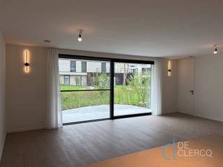 Prachtig nieuwbouwappartement te huur in een gloednieuwe residentie vol rustgevend groen te Lochristi!Het appartement wordt betreden langs een ruime...