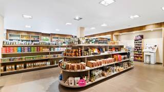 Polyvalente, commerciële handelsruimte op toplocatie in Genk<br /><br />Deze instapklare handelsruimte mét privéparking bevindt zich op een absolute toplocatie in Genk, vlakbij het bruisende Thor Park. Dankzij zijn strategische ligging, stijlvolle inrichting en praktische indeling is dit pand een unieke kans voor elke ondernemer met visie en ambitie.<br /><br />Het handelspand is momenteel in gebruik als bakkerij Herteleer, een echte pionier op het vlak van ambachtelijke en biologische bakkerijproducten. Met hun uniek concept en een respect voor natuur en traditie, groeide Herteleer uit tot een gevestigde waarde in de regio. Hun producten zijn gerenommeerd om hun kwaliteit en puurheid, en trekken dagelijks een trouw klantenbestand aan. Bovendien bevindt zich achter het pand een prachtig natuurgebied, wat het verhaal van Herteleer, waar respect voor mens en natuur centraal staat, extra kracht bijzet.<br /><br />De ligging van het pand is een grote troef: vlakbij het innovatieve Thor Park én op een steenworp afstand van het stadion van KRC Genk. Deze dynamische omgeving zorgt voor een constante stroom aan potentiële klanten, zeker tijdens evenementen en wedstrijddagen. De uitstekende zichtbaarheid maakt dit pand uitermate geschikt voor commerciële doeleinden.<br /><br />Het pand is volledig onderkelderd en ingericht als praktische werkruimte, momenteel in gebruik als bakkerij met alle nodige voorzieningen. Op het gelijkvloers bevindt zich een stijlvolle en nette winkelruimte van maar liefst 265 m². Aan de voorzijde is er een private parking.<br /><br />Extra troeven:<br /><br />- Instapklaar en stijlvol ingericht<br />- Perceel van 430 m²<br />- Verkoopruimte + volledig uitgeruste werkruimte<br />- Gelegen naast natuurgebied én vlakbij KRC Genk<br />- Gerenommeerde commerciële locatie<br />- Voldoende parkeergelegenheid<br />- Mogelijkheid tot overname van bestaande installaties<br /><br />Ben je op zoek naar een unieke handelsruimte waar karakter, locatie en succesverhaal samenkomen? Neem dan zeker contact op via 089 390 990 of info@immofair.be.