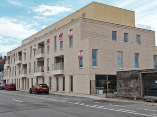 TIJDELIJKE PAASACTIE -3% OP DE VERKOOPPRIJZEN!<br /><br />NOG ENKELE APPARTEMENTEN TE KOOP MET 1, 2 of 3 SLAAPKAMERS!<br /><br />PRIJZEN VANAF 289.650 EURO <br /><br />6% BTW mogelijk zowel eigen bewoning als investering!<br /><br />Residentie Margaux te Ingelmunster is een eigentijds, betaalbaar en luxueus project!<br />Het project biedt plaats aan 21 BEN-appartementen (Bijna Energieneutraal), met de toepassing van warmtepompen en zonnepanelen is de toekomst hier dan ook verzekerd. Bovendien werd er ook gedacht aan de nieuwe technologie door de toepassing van basis domotica, slimme brievenbussen en voorzieningen voor laadpalen. Kortom is het project klaar voor de toekomst!<br /><br />Elk appartement is volledig afgewerkt!<br />De keukens zijn uiterst kwalitatief (Fraeye), alle badkamers zijn volledig uitgerust en elke ruimte is gevloerd!<br />Door de toepassing van vloerverwarming/vloerkoeling is elke ruimte dan ook 100% bruikbaar.<br /><br />Op het gelijkvloers beschikken de nog beschikbare appartementen over een ruim terras met privatieve tuin.<br />De verdiepingen beschikken elk over een verzorgd terras.<br />De penthouses beschikken over een uniek uitzicht!<br /><br />Bewoonbare oppervlaktes van 64 tot 153m², gemeenschappelijke tuin van 480m²!<br />Het gehele domein is privatief en wordt ook afgesloten.<br /><br />Kortom heeft het project heel wat troeven in petto en is dan ook zeker en vast het bezoeken waard!<br />6% BTW van toepassing!<br /><br />* gratis Luxe Petanqueset om te gebruiken in de binnentuin