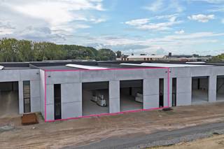 Nieuwbouw KMO-unit te huur in bedrijventerrein Deinze Noord, vlakbij de oprit en afrit van de E40 in Drongen. De unit heeft een oppervlakte van 886...