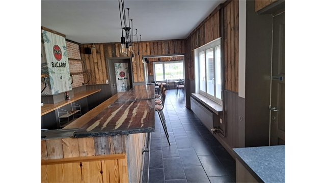 Een goed gelegen eigendom met commercieel gelijkvloers, appartement op de 1°verd en zolder met mogelijkheden tot het maken van kamers. - foto 3