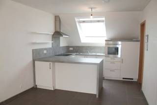 Dit appartement is gelegen pal in het centrum van Westrozebeke vlakbij openbaar vervoer, winkel,…Het appartement op de 2de verdieping van het gebouw...