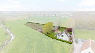 Charmante vrijstaande woning met achterliggend weiland, op een verrassend vlot bereikbare ligging nabij het centrum van Meulebeke<br /><br />Op zoek naar een woning waar u kan genieten van een landelijk gevoel, zonder in te boeten aan bereikbaarheid? Deze gezellige vrijstaande woning combineert het beste van twee werelden: ruimte en groen, en toch op korte afstand van het centrum van Meulebeke.<br /><br />De woning wordt omgeven door een aangename tuin en beschikt bovendien over een achterliggend weiland, wat het landelijke karakter extra in de verf zet en tal van mogelijkheden biedt voor wie houdt van buitenruimte en natuur.<br /><br />HUIDIGE INDELING:<br /><br />GELIJKVLOERS:<br />Inkomhall met gastentoilet en vestiaire. Gezellige leefruimte met zithoek en eetplaats die uitkijkt op de tuin. Functionele keuken met ontbijthoek, voorzien van kasten, dampkap, dubbele spoelbak, keramische kookplaat, oven en koelkast. Aansluitend bevinden zich een wasplaats en praktische berging.<br /><br />VERDIEPING:<br />Nachthall, drie volwaardige slaapkamers en een ingerichte badkamer met toilet, douche in ligbad en dubbele lavabo.<br /><br />ZOLDERVERDIEPING:<br />Ingerichte zolderkamer die perfect kan dienen als extra slaapkamer, hobbyruimte of bureau.<br /><br />BUITENRUIMTE:<br />Parkeren kan vlot naast de woning. De ruime tuin vormt samen met het achterliggende weiland een bijzonder aangenaam geheel. Daarnaast is er een grote tuinberging met carport aanwezig.<br /><br />De woning beschikt over een comfortabel EPC-label C en is uitgerust met zonnepanelen, wat bijdraagt aan een energiezuinig en hedendaags wooncomfort.<br /><br />NIEUWSGIERIG? We hebben een bezoekmoment vrijdag 17 april tussen 16 en 18 uur; bezoeken kan na voorafgaandelijke inschrijving.