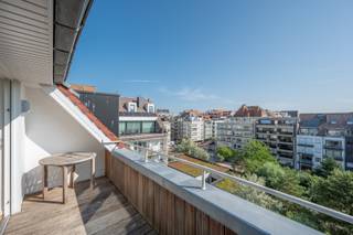 Centraal gelegen penthouse in een zijstraat van de Dumortierlaan, op slechts enkele stappen van de zee.Indeling: inkomhal, leefruimte, eetplaats met...