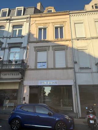 Ideaal gelegen aan de Rue du Palais de Justice, op slechts enkele meters van de Place Léopold, geniet dit commerciële gelijkvloers van een strategische ligging in een levendige omgeving met een aanzienlijke passage van zowel voetgangers als voertuigen gedurende de hele dag.  Met een oppervlakte van ongeveer 50 m² is dit pand momenteel verhuurd en vormt het een kant-en-klare investeringsopportuniteit voor kopers die op zoek zijn naar een onmiddellijk en veilig huurrendement.  Het pand bestaat uit een ontvangstruimte, twee afzonderlijke ruimtes die geschikt zijn voor diverse professionele activiteiten, een dienstruimte met spoelbak en een apart toilet. De prachtige plafondhoogte van meer dan 3 meter zorgt voor een ruimtelijk gevoel en veel natuurlijke lichtinval.  Het pand is momenteel verhuurd voor €800 per maand, wat neerkomt op een jaarlijkse huuropbrengst van €9.600, binnen het kader van een handelshuurovereenkomst van 9 jaar die in 2025 van start ging. Het kadastraal inkomen is ten laste van de huurder, wat de aantrekkelijkheid van deze investering verder verhoogt.  Let op: het pand wordt verkocht in verhuurde staat en is dus niet onmiddellijk beschikbaar voor eigen gebruik. Het richt zich in de eerste plaats tot investeerders die vanaf de aankoop willen genieten van een directe huurinkomst.  Het bruto huurrendement bedraagt ongeveer 6,20% op basis van de vraagprijs van €155.000.  Technische kenmerken: • Oppervlakte: ± 50 m²; • Handelshuur van 9 jaar gestart in 2025; • Huidige huurprijs: €800/maand; • Kadastraal inkomen ten laste van de huurder; • Elektrische installatie conform (2022); • Elektrische verwarming; • Mooie plafondhoogte van meer dan 3 meter.  Een functioneel, uitstekend gelegen en reeds renderend pand, dat een mooie zichtbaarheid combineert met een onmiddellijke huuropbrengst voor investeerders die op zoek zijn naar een veilige vastgoedbelegging.  Vraagprijs: €155.000  Voor meer informatie of om een bezoek te plannen:  📞 +32 (0)63 33 00 69