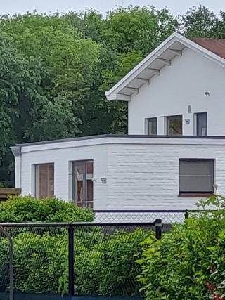 Lichtrijke, ruime studio met 2 afzonderlijke slaaphoeken en bijzonder ingericht met open keuken, toilet, douche, lavabo, changing-room en bergplaats. Afzonderlijke privatieve ingang met recent vernieuwde trap en zonnig ruim terras. Inclusief een eigen open parkeerplaats voor de auto en daarnaast een fietsenstalling. Afzonderlijke eigen gesloten bergplaats onder de trap Modern meubilair in zeer goede staat inbegrepen. Unieke studio gelegen in een gezellige, rustige en groene omgeving op korte wandelafstand van strand, zee, duinen en bos.