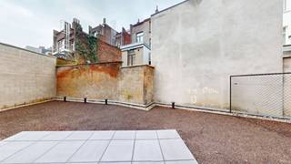 <p><strong>Nieuw twee-slaapkamerappartement op absolute toplocatie op 't Zuid. </strong><br /><br />Het <strong>appartement</strong> is gelegen op de gelijkvloers van een <strong>kleinschalige residentie</strong> met 7 units, op <strong>wandelafstand van de Marnixplaats, Gedempte Zuiderdokken en Mechelsplein.</strong><br /><br />Dankzij de grote raampartijen langs beide kanten, geniet u van een <strong>super</strong> <strong>lichte en ruime leefruimte. </strong>Aan de<strong> </strong>ene zijde een <strong>ruime eetplaats</strong> met aansluitend de open keuken, uitgerust met alle gebruikelijke toestellen. Anderzijds heeft u <strong>een aangename zitruimte</strong> dewelke toegang geeft tot een<strong> rustig gelegen zuid oost georiënteerde stadstuin</strong>.<br /><br />Vervolgens heeft u de <strong>hoofdslaapkamer, rustig gelegen aan de achterkant, </strong>met <strong>ensuite</strong> <strong>badkamer</strong> voorzien van <strong>douche, wastafel en toilet</strong>. Het appartement beschikt over <strong>een tweede slaapkamer</strong> met ensuite badkamer voorzien van douche, toilet en wastafel. De <strong>berging</strong> is voorzien van <strong>aansluitingen voor wasmachine en droogautomaat</strong>. <strong>Separaat toilet in de inkomhal.</strong><br /><br />Een <strong>kelderberging nr 4 op -2 </strong>is inbegrepen in de prijs. <strong>Ondergrondse parkeerplaats nr 4 op -1 verplicht bij te huren aan 165 EUR/ maand. </strong><br /><br /><strong>Bijzonderheden:<br /></strong>- Eerste bewoning <br />- Vloerverwarming + zonnepanelen in het gebouw<br />- Fietsenstalling <br />- Mogelijkheid om elektrische wagen/ fiets te laden<br />- Verwacht energiepeil E30<br />- Ruim en licht doorzon appartement<br />- Absolute toplocatie op 't Zuid<br />- Rustig gelegen</p>