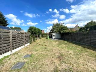 Te renoveren HALF-OPEN WONING op een ZALIGE LIGGING. Deze statige woning op een mooie grondoppervlakte van 426 m², is gelegen in een doodlopende straat.<br />Grenzend aan Park Steevens, het Interbad, het Paalbos, Hoeve Hangerijn, alle winkels op de Maalse Steenweg, het kan letterlijk niet beter zijn!<br />Indeling, op het gelijkvloers: ruime inkom met toilet, keukenruimte, mooie living met schuifraam naar de tuin.<br />Boven zijn er 2 mooie slaapkamers, plaats voor badkamer en zolder die nog ingericht kan worden.<br /><br />Oprit voor meerdere wagens aanwezig, grote tuinberging, GROOT TERRAS & ZONNIGE TUIN.<br /><br />Een prachtige plek om jouw toekomstverhaal te volbrengen!