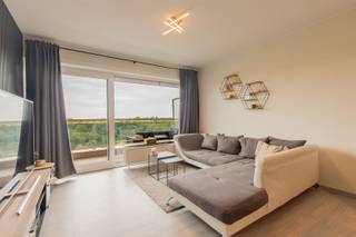 <h1><span>Instapklaar gerenoveerd 1-slaapkamerappartement met prachtig uitzicht op de Brusselse Forten</span></h1><h1><span> </span></h1><p><span>Op zoek naar een instapklaar appartement met een schitterend groen uitzicht én een uitstekende ligging? Dan is dit volledig gerenoveerde 1-slaapkamerappartement op de </span><span>8ste verdieping</span><span> (bereikbaar met lift) beslist een bezoek waard.</span></p><p><span> </span></p><p><span>Dankzij de ligging aan de stadsrand van Dendermonde geniet u dagelijks van een uniek panoramisch zicht op de Brusselse Forten, het omliggende groen en het water. Bovendien bevinden winkels, scholen, het station, openbaar vervoer, restaurants en prachtige fiets- en wandelroutes zich op wandelafstand.</span></p><p><span>U wordt verwelkomd in de inkomhal met gastentoilet. De vernieuwde badkamer is uitgerust met een stijlvolle inloopdouche en een modern lavabomeubel. De lichtrijke leefruimte biedt een aangename woonbeleving en sluit aan op de keuken, die eveneens toegang geeft tot het zonnige terras van ca. </span><span>11 m²</span><span>. Ook de ruime slaapkamer beschikt over een rechtstreekse toegang tot het terras, waar u in alle rust kunt genieten van het uitzonderlijke uitzicht.</span></p><p><span> </span></p><p><span>Daarnaast beschikt het appartement over een privatieve kelderberging. Rond het gebouw zijn gemeenschappelijke parkeerplaatsen voorzien die vrij toegankelijk zijn voor bewoners en bezoekers. Wie extra comfort wenst, kan optioneel een ondergrondse autostaanplaats (nr. 52) aankopen voor </span><span>€</span><span> </span><span>19.000</span><span>.</span></p><h3><span>Troeven: </span><span>zonnig terras van ca. 11 m² met uniek uitzicht, EPC-label B (113 kWh/m²/jaar), conforme elektrische installatie, geldig tot 2043, vernieuwde ramen met HR++ beglazing (alu profielen), privatieve kelderberging, gemeenschappelijke parkeergelegenheid. </span></h3><h3><span> </span></h3><h3><span>Mogelijkheid tot aankoop aan slechts </span><span>2% registratierechten</span><span> bij eigen bewoning (indien aan de voorwaarden wordt voldaan). </span></h3><p><span>Bent u op zoek naar een comfortabel startersappartement, een zorgeloze woonst of een interessante investering met mooi verhuurpotentieel? Dan is dit appartement absoluut een buitenkans.</span></p><p><span> </span></p><p><span>Plan vandaag nog uw bezoek en ontdek zelf alle troeven van dit prachtige appartement.</span></p><p><span>Contacteer ons voor meer informatie of om een afspraak in te plannen, T. 052/55.55.55 | <span>info@immotwins.be</span></span><span> - <span>www.immotwins.be</span></span><span> </span></p><p><span> </span></p>