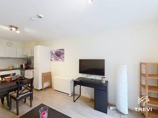 <div>
<p><strong>SCHAERBEEK</strong>, vlakbij het Jubelpark, dicht bij winkels en openbaar vervoer. Zeer goede buurt. Een mooie en lichte, GEMEUBILEERDE studio van ± 40 m² woonoppervlakte. De studio bestaat uit een woonkamer met slaaphoek, een open, volledig ingerichte keuken en een doucheruimte met toilet. Per direct beschikbaar. Raming van de kosten: 100 €/maand (koud water en gemeenschappelijke kosten). EPB: E 34 kg/(m²/jaar).</p>
<p><strong><span>GEMEUBILEERD appartement op de 2e verdieping</span> :</strong></p>
<p>- Woonruimte van ± 19 m²<br />- Ingerichte keuken (magnetron, kookplaat, afzuigkap, koelkast/vriezer en diverse accessoires)<br />- Slaaphoek van ± 9 m²<br />- Doucheruimte + toilet</p>
<p>Geen kelder</p>
<i></i></div>