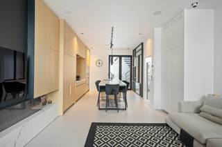 <strong>Upside down-woning met dakterras en parking</strong><br /><br />-- <strong>lift </strong>aanwezig van kelder tot dakterras! --<br /><br />Ontdek de bruisende charme van 't <strong>Zuid</strong>: de meest trendy en gewilde wijk van Antwerpen.<br />Dit levendige stadsdeel combineert een rijke geschiedenis met een moderne flair.<br />Omringd door de nieuwe kunstgallerijen, het Zuidpark en de overvloed aan gezellige cafés en restaurants, en toch nét buiten de drukte.<br />Hier woont u op wandelafstand van pareltjes als het KMSKA en groene oases als het nieuwe Zuidpark en de Scheldekaaien.<br /><br />Deze luxueus gerenoveerde <strong>herenwoning </strong>biedt een uitstekende verbinding naar en an het centrum.<br />Een ideale plek voor wie op zoek is naar een verfijnde en levendige woonomgeving.<br /><br /><span>Indeling</span><br />Inkom op het gelijkvloers met een aparte <strong>woning </strong>of <strong>appartement</strong>. Deze werd voorzien van een eigen, volledig uitgeruste keuken.<br />Een <strong>woonkamer </strong>van ca. 15 m² kijkt uit over de straat.<br />De <strong>slaapkamer </strong>bevindt zich achteraan en heeft toegang tot de koer en de en-suite douchekamer met toilet.<br />Via de lift of de trap bereikt men de eerste verdieping.<br />Deze beschikt over een ruime <strong>slaapkamer </strong>van ca. 19 m², <strong>dressing </strong>en <strong>badkamer</strong>.<br />Op de tweede verdieping bevinden zich eveneens een ruime <strong>slaapkamer </strong>van ca. 22 m² met <strong>en-suite badkamer</strong>, toilet en technische berging.<br />De derde verdieping werd volledig opengewerkt. Door de zuidelijke oriëntatie en de hoge ramen, beschikt de riante <strong>leefruimte </strong>van ca. 40 m² over een heerlijke lichtinval.<br />Het terras of de lift bieden toegang tot de <strong>zomerkeuken</strong>, met twee prachtige <strong>zonneterrassen</strong> als kers op de taart.<br />Doorheen de gehele woning werd er gerenoveerd met een geweldig oog voor detail: vloerverwarming, ingebouwde speakers en verlichting, domotica, etc.<br /><br /><span>Bijzonderheden<br /></span>- lift<br />- volledig onderkelderd: droog, wijnkelder<br />- gerenoveerd in 2022<br />- 2 staanplaatsen, waarvan 1 box, aan de overkant