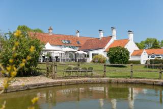 Handelshoeve bestaande uit: Feestzaal voor 175 personen (zittend) met uitgeruste industriële keuken, restaurant met terras en ingerichte...