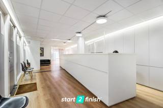 Op zoek naar een moderne en ruime kantoorruimte op een toplocatie?<br />Deze instapklare kantoorruimte van 375 m², verdeeld over twee verdiepingen (gelijkvloers en 1ste verdieping), biedt alle nodige voorzieningen voor een efficiënte en aangename werkomgeving.<br /><br />Troeven van dit kantoor:<br />✔ Grote raampartijen – veel natuurlijk licht en een open, aangename sfeer<br />✔ Diverse aparte bureaus – flexibel in te delen werkruimtes<br />✔ Vergaderzaal – ideaal voor professionele meetings<br />✔ Keuken – praktisch ingericht voor comfort tijdens de werkdag<br />✔ Ingebouwde kasten – veel opbergruimte zonder ruimteverlies<br />✔ Meerdere toiletten – voor extra gebruiksgemak<br />✔ Centrale verwarming op gas &amp; airco – aangenaam binnenklimaat in alle seizoenen<br />✔ Gunstig EPC (B) – energiezuinig en kostenbesparend<br />✔ Uitstekende ligging – vlot bereikbaar en commercieel interessant<br /><br />Dankzij de grote raampartijen geniet deze kantoorruimte van een moderne uitstraling en veel lichtinval, wat bijdraagt aan een productieve en aangename werksfeer.<br /><br />📍 Gelegen in het centrum van Roeselare, ideaal voor klanten en medewerkers.<br /><br />*Startprijs exclusief de 3 staanplaatsen!<br /><br />🔎 Interesse? Contacteer ons vandaag nog voor meer info of een bezichtiging!