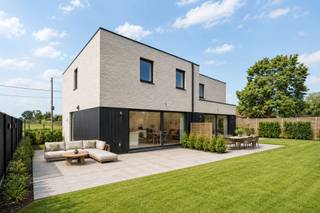 <p><span>Zeer goedgelegen, kwalitatieve moderne nieuwbouw gelegen in de Moorstraat te Sint-Eloois-Vijve.</span><br /><br /><span>Goedgelegen MODERNE kwalitatieve nieuwbouw, voorzien van de laatste technieken.</span><br /><span>INDELING: inkom, apart toilet, gezellige lichtrijke leefruimte met open geïnstalleerde keuken, berging en wasplaats, eventuele carport, en op het verdiep 3 slaapkamers en badkamer.</span><br /><br /><span>Voorzien van ZONNEPANELEN, vloerverwarming warmtepomp.</span><br /><br /><span>Info: emiel@immobeguin.be</span></p>