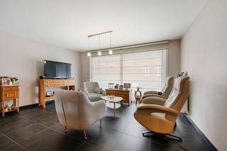 Op een steenworp van de Grote Markt in Roeselare ligt dit ruime en energiezuinige appartement in een kleinschalig en verzorgd gebouw.<br />Dankzij de uiterst rustige ligging en de ruime garage met sectionale poort is parkeren hier geen probleem en vormt dit een extra troef voor het dagelijks comfort.<br /><br />Het appartement, afgewerkt in 2012, bevindt zich op de eerste verdieping en is rolstoeltoegankelijk met lift. Met 108 m² bewoonbare oppervlakte biedt het een doordachte indeling die zowel praktisch als comfortabel is.<br /><br />Bij binnenkomst treft u een ruime inkomhal met vestiaire en gastentoilet. De lichtrijke leefruimte biedt toegang tot het terras aan de voorzijde, terwijl de open, volledig geïnstalleerde keuken met veel opbergruimte aansluit op het terras achteraan.<br />Een ruime berging/wasplaats en een volledig betegelde badkamer met douche en dubbele wastafel vervolledigen het praktische wooncomfort.<br /><br />Aan de achterzijde bevinden zich twee volwaardige slaapkamers, ook perfect als werk- en/of ontspanningsruimte.<br />Het appartement beschikt over twee terrassen met handige opbergmogelijkheden, en wordt verkocht inclusief de maatgordijnen en verlichting.<br /><br /><u>Bijkomende troef</u>: De ruime garage is inbegrepen in de verkoopprijs, wat dit appartement tot een uiterst interessante prijs-kwaliteitformule maakt.<br /><br /><strong>Dankzij de centrale ligging geniet u van alle voordelen van het stadsleven, terwijl het appartement zelf een rustige en comfortabele woonomgeving biedt.<br />Dit maakt het een uitstekende keuze voor wie betaalbaar, energiezuinig en centraal wil wonen in Roeselare.</strong><br /><br />EPC 138 kWh/m2 (B-Label) UC3808762<br /><br />+ Toplocatie nabij de Grote Markt en uiterst rustig<br />+ Ruime garage inclusief<br />+ Kleinschalig project<br />+ Lift aanwezig<br />+ Energiezuinig &amp; tevens regenput aanwezig<br />+ Gemeenschappelijke fietsenberging<br />+ Inclusief gordijnen en verlichting<br />+ 2 terrassen (met opbergmogelijkheden)<br /><br />KOOP DEZE TOPPER RECHTSTREEKS VAN DE EIGENAAR!<br /><br />0486/72.76.57 of 0465/09.90.93<br /><br />DEZE EIGENDOM WORDT VERKOCHT ZONDER VASTGOEDMAKELAAR!<br /><br />Ook beslist om uw eigendom te verkopen? Bespaar de makelaar dankzij onze reeds bewezen succesformule.