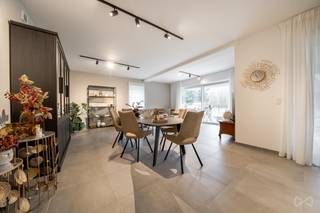 Vous rêvez de trouver un appartement avec les avantages d'une maison sans en avoir les inconvénients ? Vous recherchez un appartement quasi-neuf...